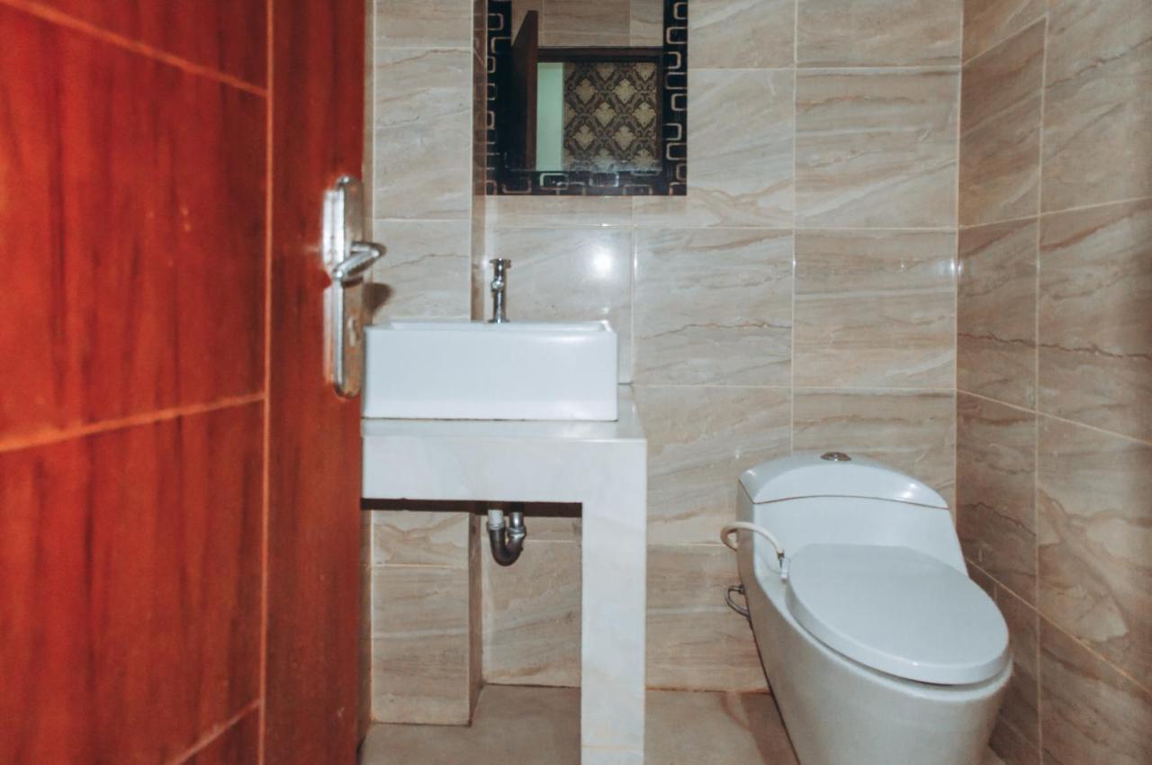 Ds Colive Marina Airport Hotell Semarang Exteriör bild